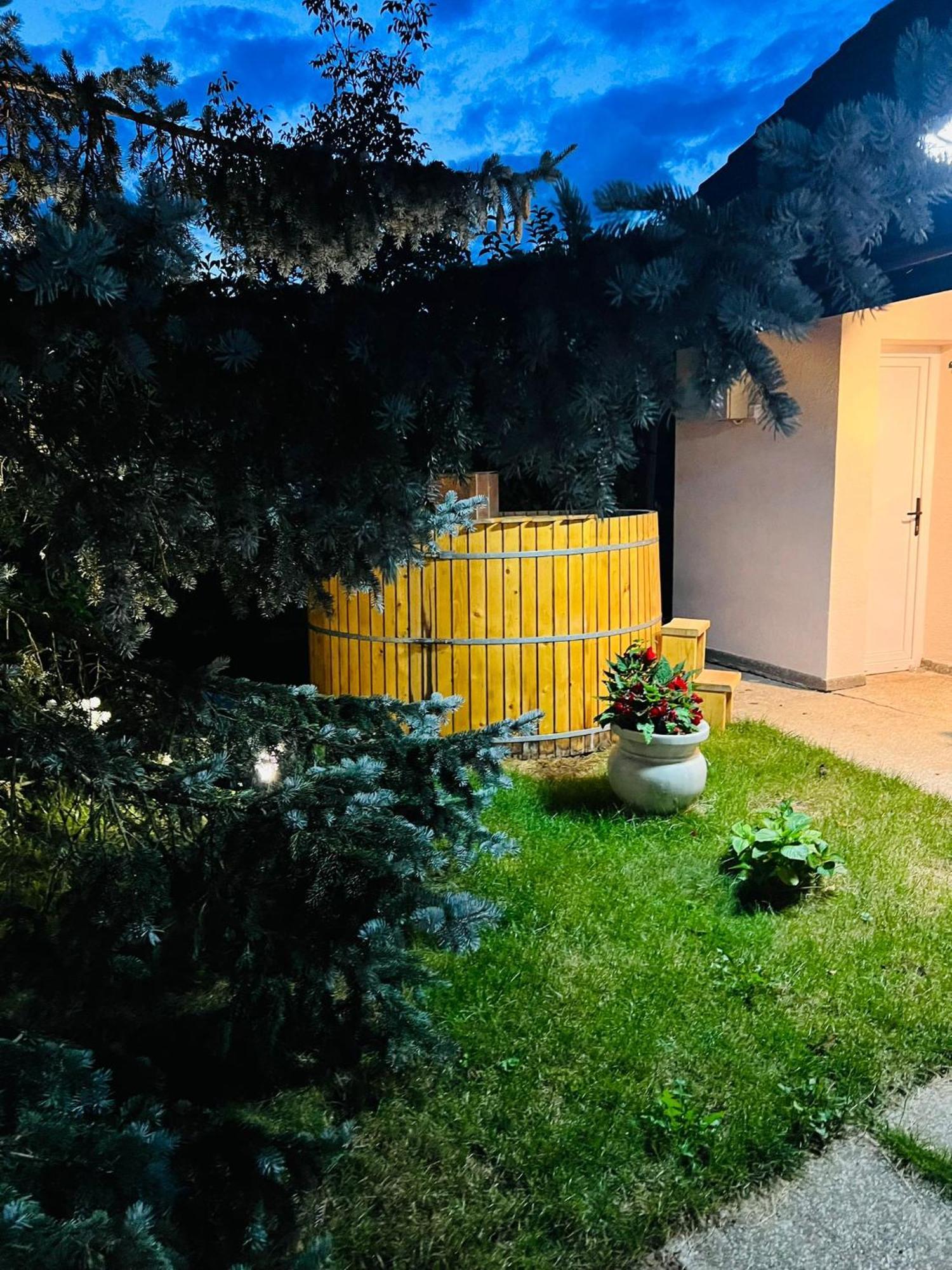 Вилла Evie'S Tree House Dragomirna Экстерьер фото